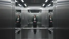 Varför finns det en spegel i hissen? Den överraskande sanningen