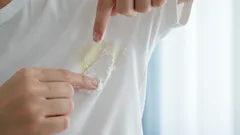 Hur man tar bort gula svettfläckar: De bästa hem- och professionella metoderna