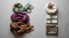 En scarf kan försköna och göra dig äldre. Vilka halsdukar bör inte bäras och hur man gör det moderiktigt