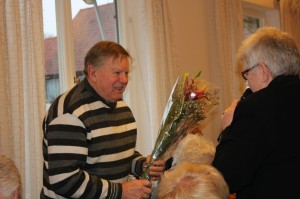 avgående revisor Olle Petterson får blommor av May-Lis Rombo 145526861881993500 resized